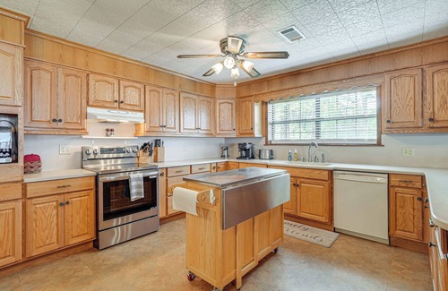 Negreet House | Lakefront Gem w/Boat Dock & Fishing Pier in Many