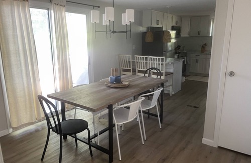 Maple View House | Lakefront Getaway at Renshaw Bay