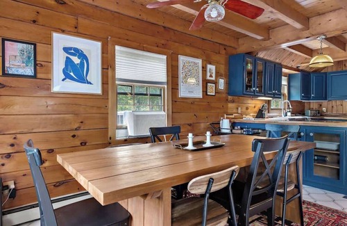 Athens House | Lakefront Getaway | Hot Tub & Games | Sleepy Hollow