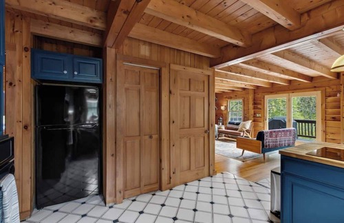 Athens House | Lakefront Getaway | Hot Tub & Games | Sleepy Hollow