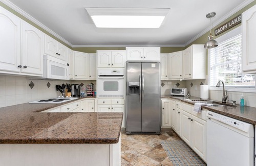 New London House | Lakefront Getaway - Putting Green ⛳️, Boat Dock, Arcade, Game Consoles, & Kayak