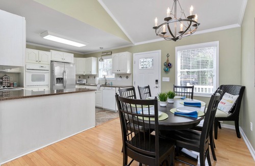 New London House | Lakefront Getaway - Putting Green ⛳️, Boat Dock, Arcade, Game Consoles, & Kayak