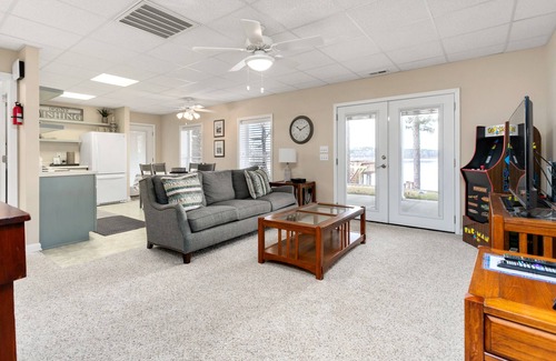 New London House | Lakefront Getaway - Putting Green ⛳️, Boat Dock, Arcade, Game Consoles, & Kayak