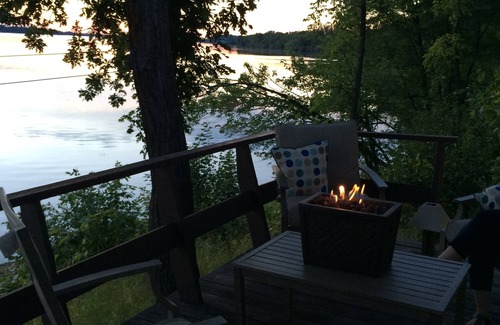 Cobden Cottage | Lakefront Getaway – Swim, relax, and unwind by the water