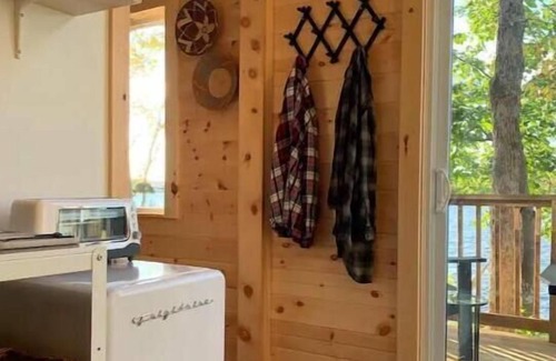 Temagami House | Lakefront Getaway with Open Air kitchen & Movies