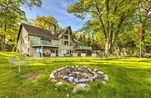 Glen Arbor Apartment | Lakefront Glen Arbor Condo with Boat Dock Access!