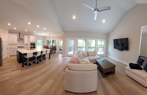 McCormick House | Lakefront Golf Course Vacation with Heated Pool