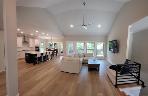 McCormick House | Lakefront Golf Course Vacation with Heated Pool