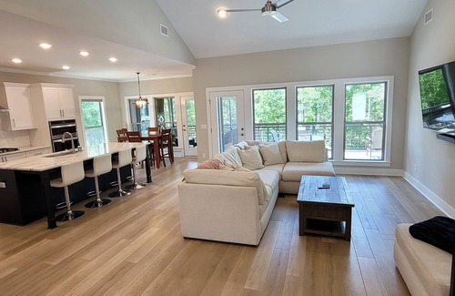 McCormick House | Lakefront Golf Course Vacation with Heated Pool