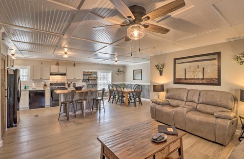 Greers Ferry House | Lakefront Greers Ferry Cabin with Covered Boat Slip!