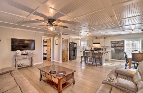 Greers Ferry House | Lakefront Greers Ferry Cabin with Covered Boat Slip!