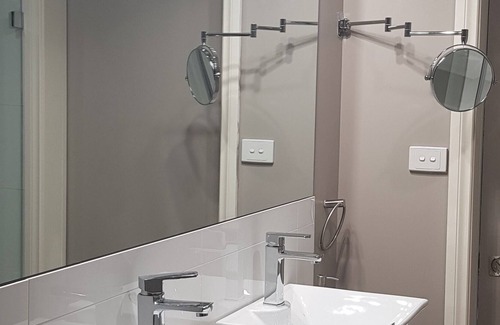 Mooroopna Bed & Breakfast | Lakefront Guest House