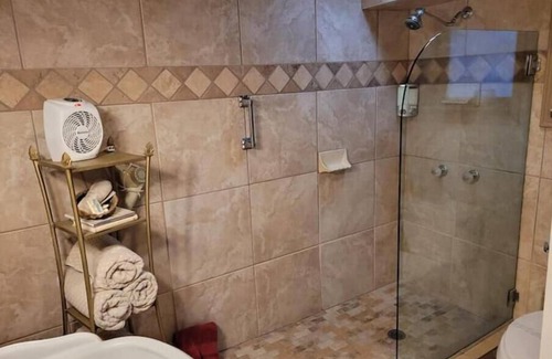 Clearlake Park House | Lakefront Guest Suite with Spa and Dock