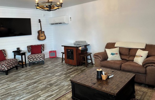 Waverly House | Lakefront Guesthouse with hot tub and lake access