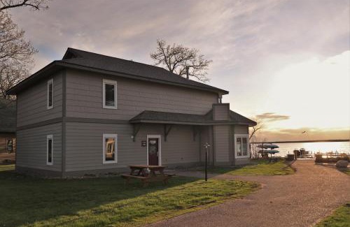 Nisswa Apartment | Lakefront Gull Lake 2BR Condo Boat Rentals Available Bay Colony 773