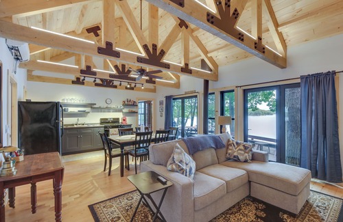 Turner Cabin | Lakefront Hartford Cabin w/Canoe & Boat Ramp