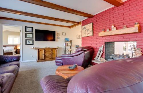 Hartland House | Lakefront Hartland Cottage with Patio and Fire Pits!