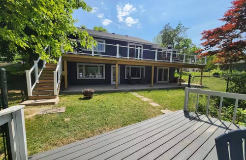 Columbia City House | LAKEFRONT HAVEN: 4BR/3BA TAKE ADVANTAGE OF KAYAKING, SWIMMING, n& BOAT RENTALS!