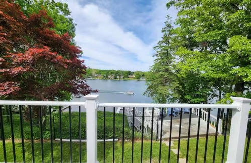 Columbia City House | LAKEFRONT HAVEN: 4BR/3BA TAKE ADVANTAGE OF KAYAKING, SWIMMING, n& BOAT RENTALS!