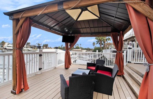 Discovery Bay House | Lakefront Haven Boat Rental Sleeps 4 people