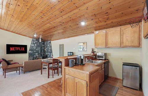 Somerset House | Lakefront Haven+GameRoom+Canoe with Stunning Views