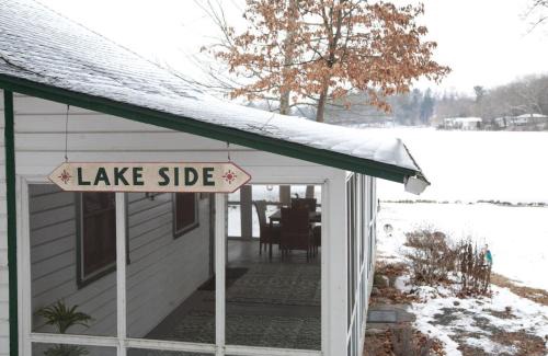 Saylorsburg House | Lakefront Haven Modern Cottage