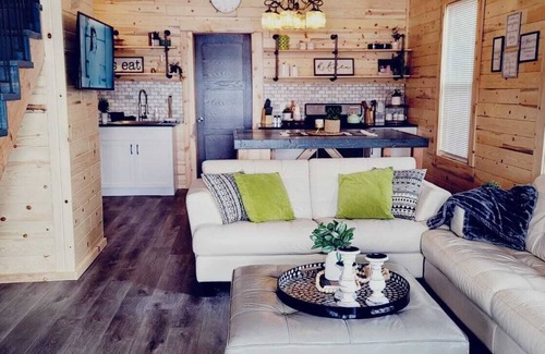Alexandria Cabin | Lakefront Heritage Cabin on Lake Victoria – Steps from the Water!
