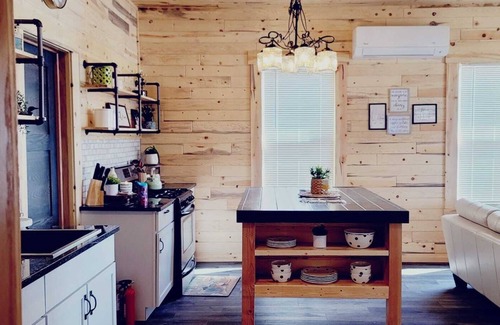 Alexandria Cabin | Lakefront Heritage Cabin on Lake Victoria – Steps from the Water!