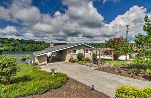 Ingles House | Lakefront Hiwassee Home with Private Dock and Deck!