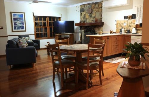 Yungaburra Villa | Lakefront holiday villa