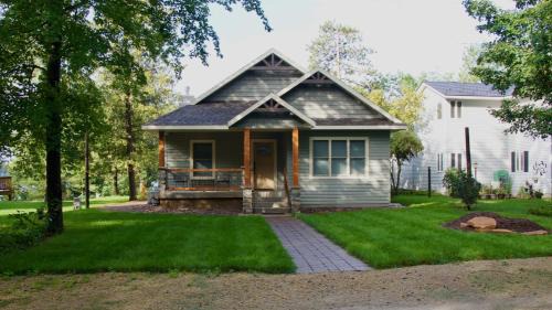 Waupaca House | Lakefront Home 4 Bedroom 4 Bath Sleeps 12