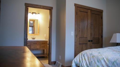 Waupaca House | Lakefront Home 4 Bedroom 4 Bath Sleeps 12