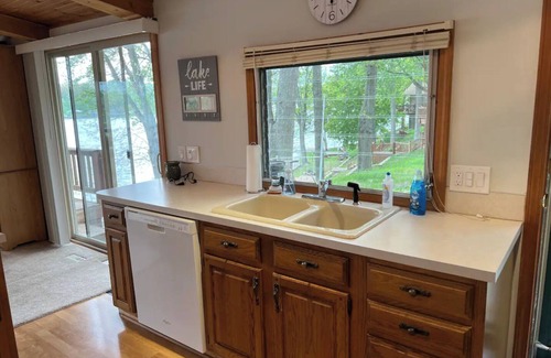 Lakeview House | Lakefront home away from home.n