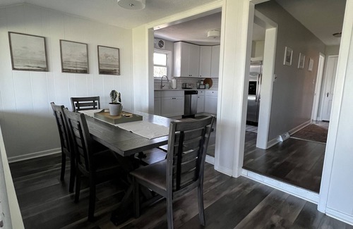 Madison-on-the-Lake House | Lakefront home just minutes from wineries. Backyard sunsets!