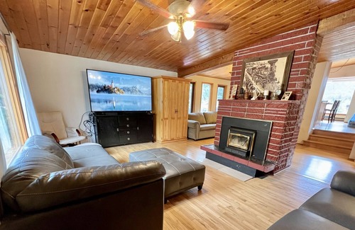 Central Kootenay House | Lakefront home on beautiful Kootenay Lake