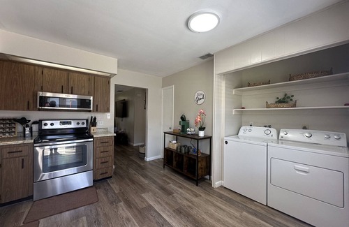Dixieland House | LAKEFRONT HOME-PATIO/WASHER/DRYER/FULLY EQUIPPED-NEAR COLLEGE/SHOPS/MUSEUM/PARKS