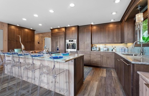 Higgins Lake House | LAKEFRONT HOME w BEACH @ HIGGINS LAKE !