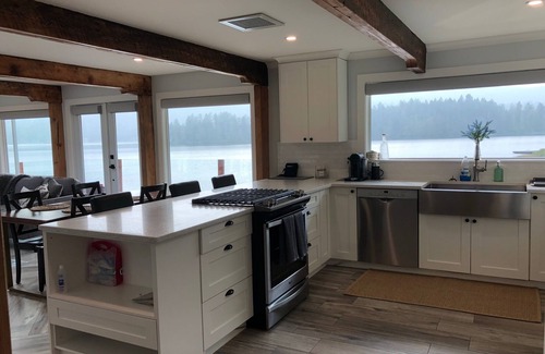 Shawnigan Lake Cabin | Lakefront Home with Hot tub & Sauna!