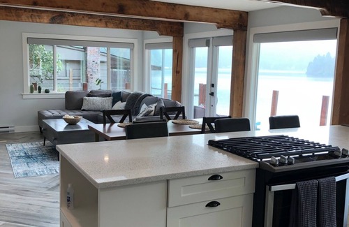 Shawnigan Lake Cabin | Lakefront Home with Hot tub & Sauna!