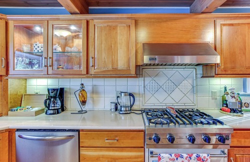 Covington House | Lakefront Home w/Fire Pit, Dock in Kent!