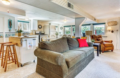 Havana Cabin | Lakefront Home w/Patio in Havana!