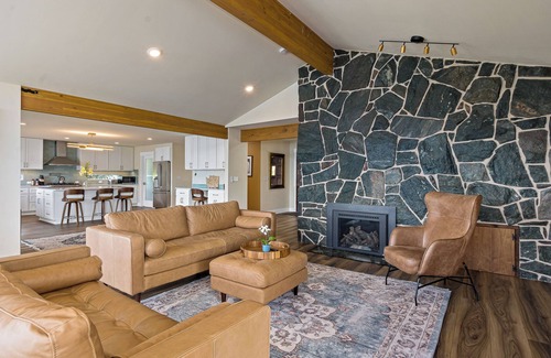 Lake Morton-Berrydale House | Lakefront Home with Hot Tub, Kayaks, Fire Pit, & Breakfast Included