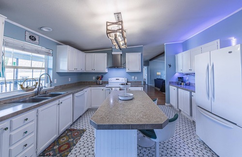 Dennis House | Lakefront Home with dock, 5 Kayaks! 3 miles to Granbury Square