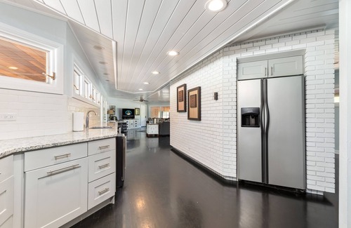 Grove House | Lakefront Home with one Free 8 Hour Boat Rental for Memorial Day Weekend!