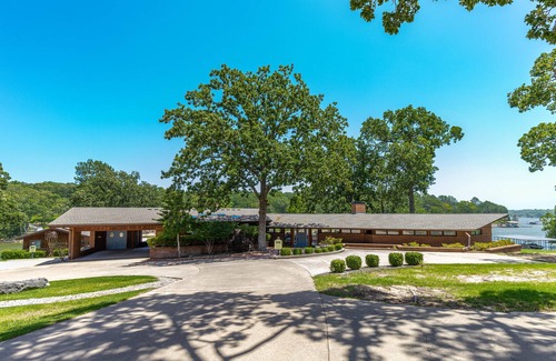Grove House | Lakefront Home with one Free 8 Hour Boat Rental for Memorial Day Weekend!