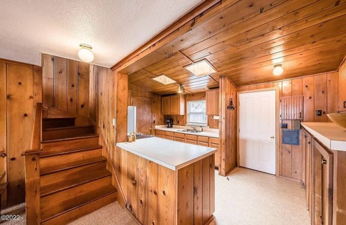 Otis House | Lakefront Home with Panoramic View: Devils Lake, Oregon