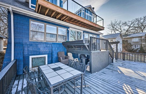 Lake Koshkonong House | Lakefront Home with Gorgeous Sunsets, Kayaks, and Pier