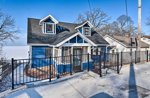 Lake Koshkonong House | Lakefront Home with Gorgeous Sunsets, Kayaks, and Pier