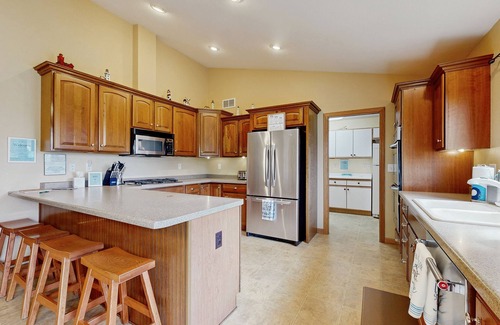 Friendship House | Lakefront home with grill, firepit, pool table, jetted tub