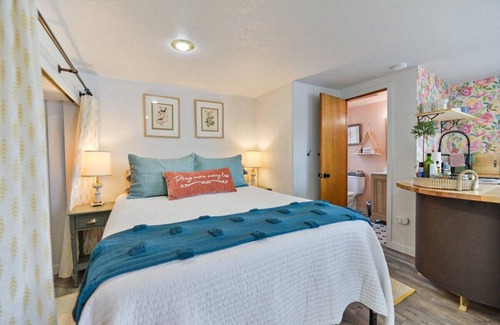 Newman Lake House | Lakefront Honeymoon Bay Studio